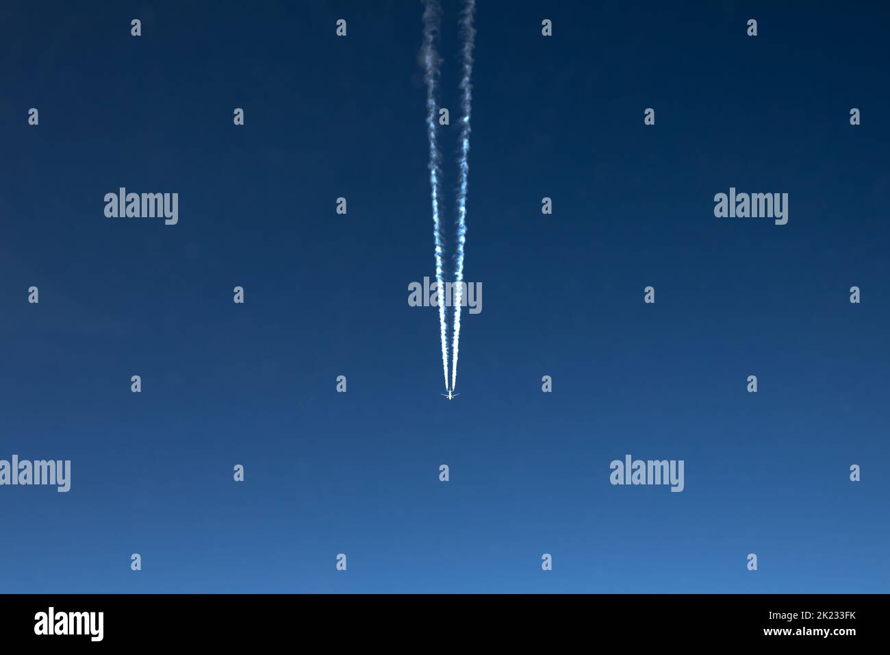 Il clima è limpido e un Boeing 737 è appena di passaggio. Cielo blu senza nuvole.Vista chiara sui contrasti. I turisti che volano verso la destinazione di vacanza Foto Stock