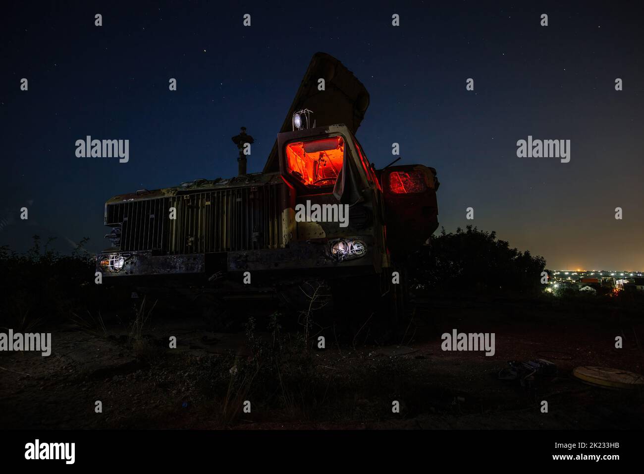Vecchio veicolo militare russo arrugginito rotto di notte Foto Stock