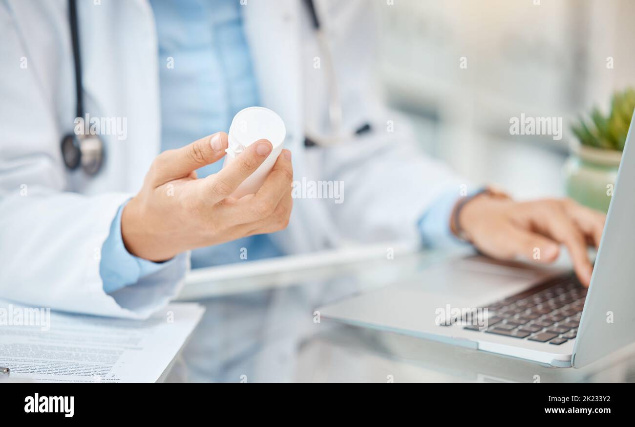 Farmacista o medico con flacone di medicinale prescrizione e computer portatile che lavorano su pillole medico ricerca sanitaria. Mani di cardiologo o uomo Foto Stock