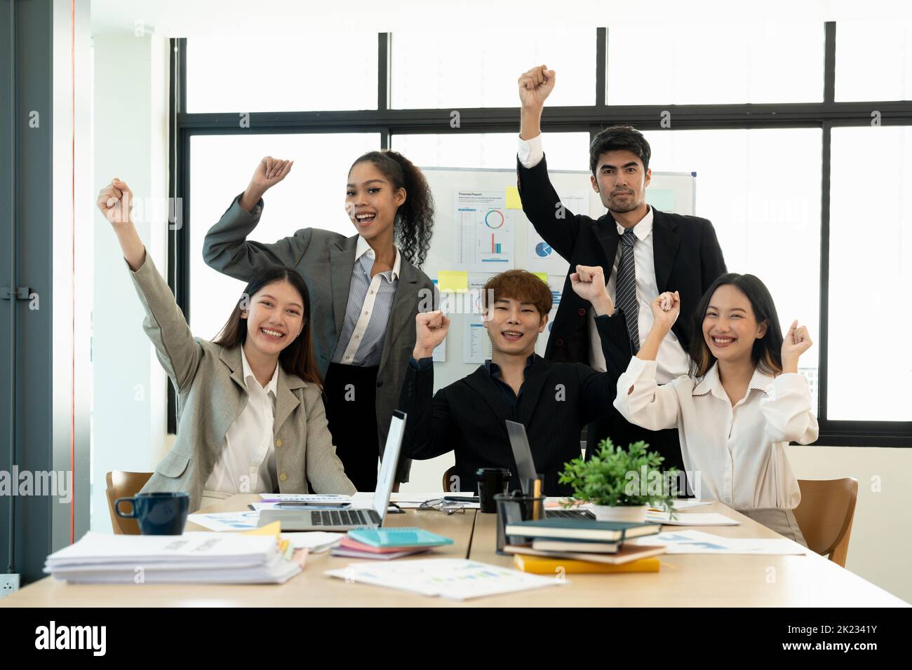 Ritratto successo e concetto di lavoro di squadra. Gruppo di partner aziendali con una workstation moderna e leggera, per celebrare la svolta Foto Stock