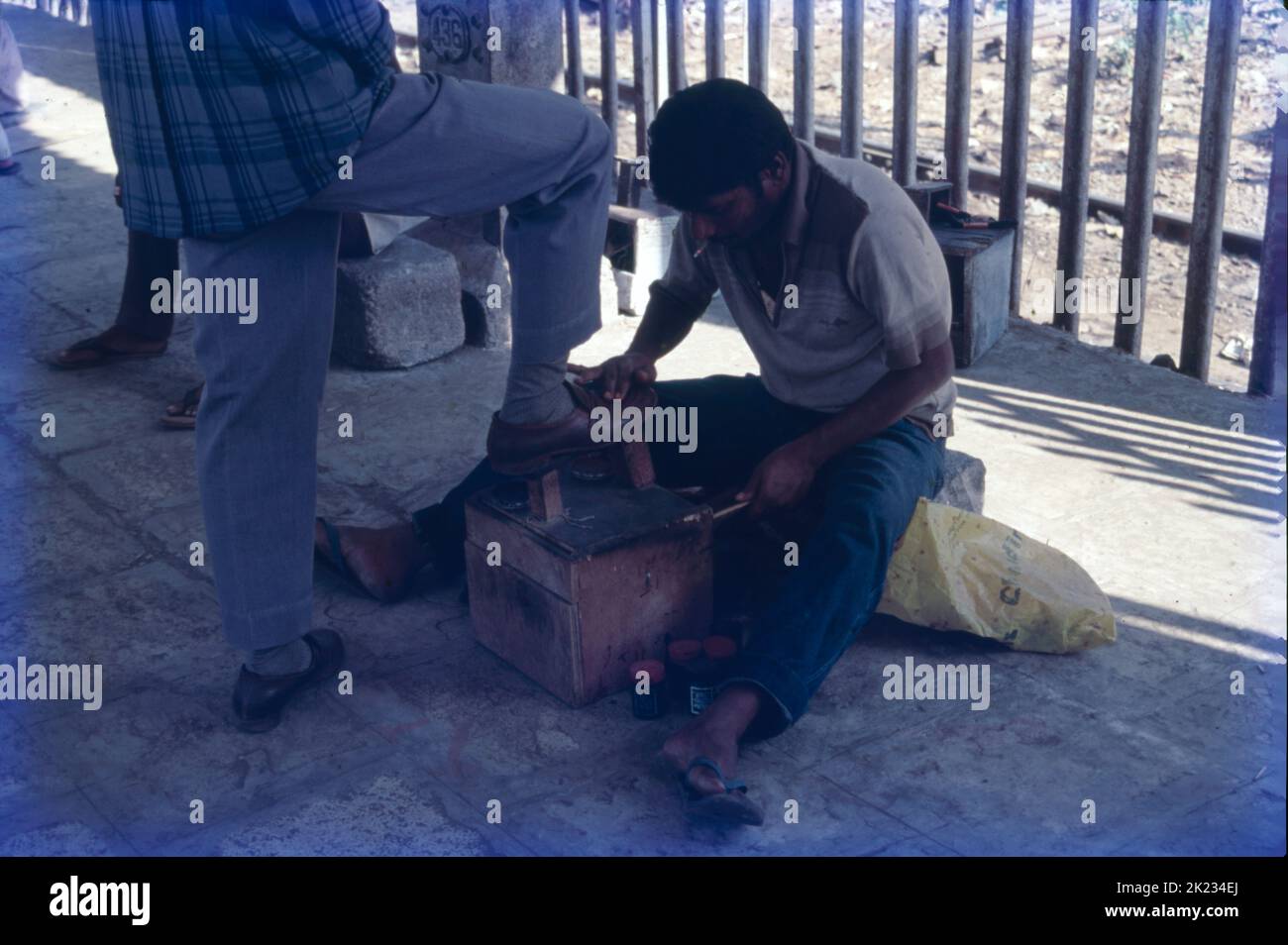 Sistema di lucidante del bagagliaio sulla stazione ferroviaria, Mumbai Foto Stock