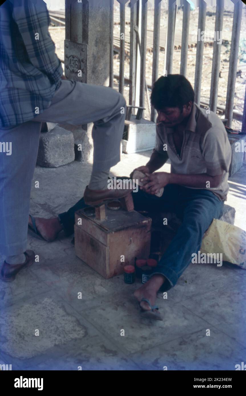 Sistema di lucidante del bagagliaio sulla stazione ferroviaria, Mumbai Foto Stock