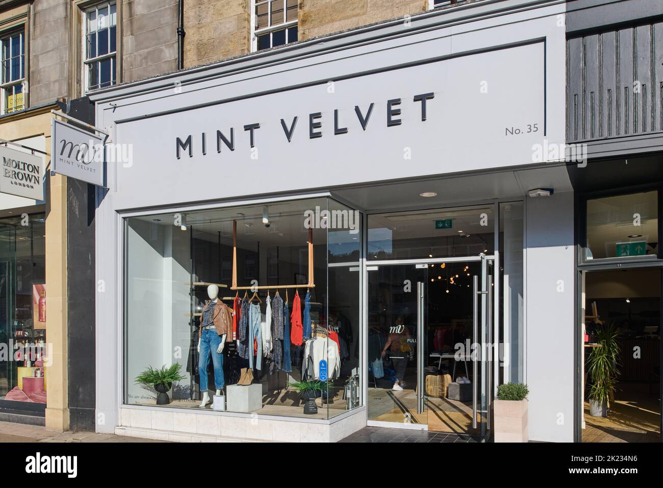 Edimburgo Scozia, Regno Unito 21 settembre 2022. Vista generale di Mint Velvet su George Street. Credit sst/alamy live news Foto Stock