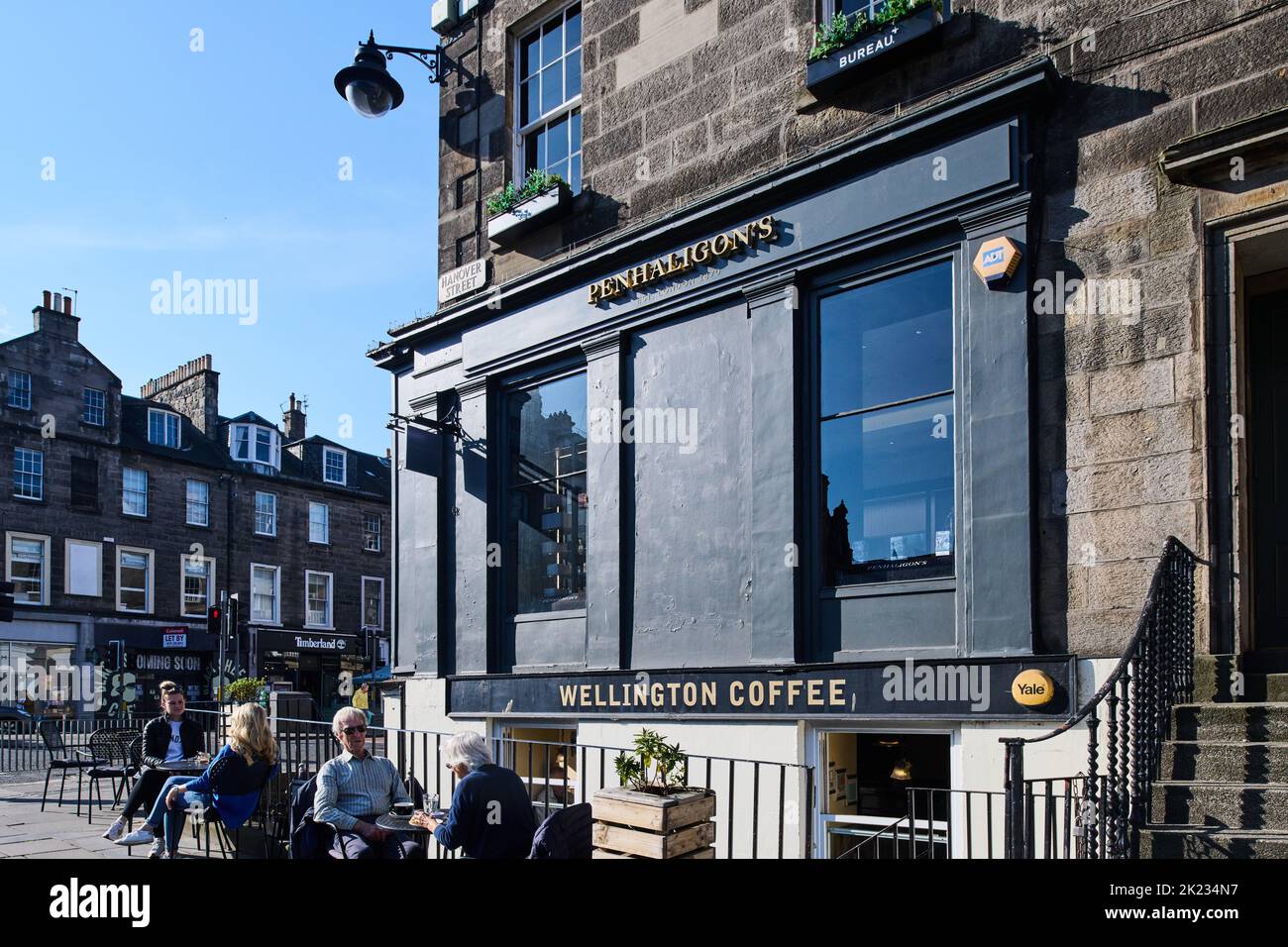 Edimburgo Scozia, Regno Unito 21 settembre 2022. Vista generale di Penhaligon's e Wellington Coffee all'angolo tra George Street e Hanover Street. Credit Foto Stock