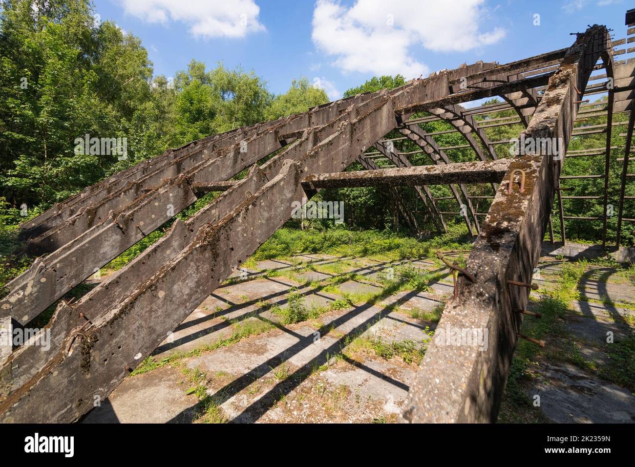 Resti di un hangar presso lo storico campo aereo militare tedesco 'Fliegerhorst Venlo Herongen' vicino a Venlo, bombardato da forze alleate nel 1944, Germania Foto Stock