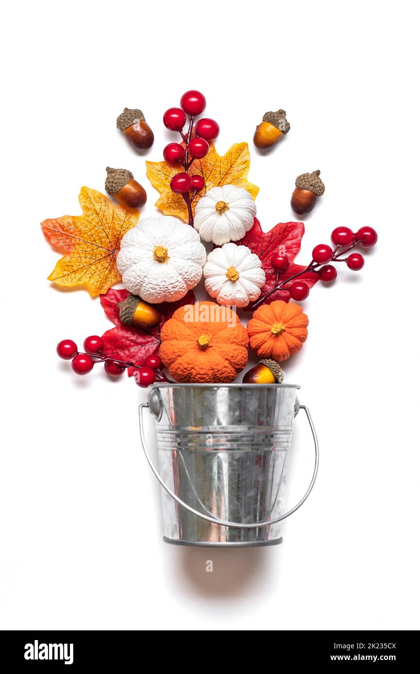 Bouquet autunnale di acorns, bacche, foglie d'acero, zucche in coni secchio isolato su sfondo bianco Flat Lay Top view Floral Holiday card Ciao Sep Foto Stock