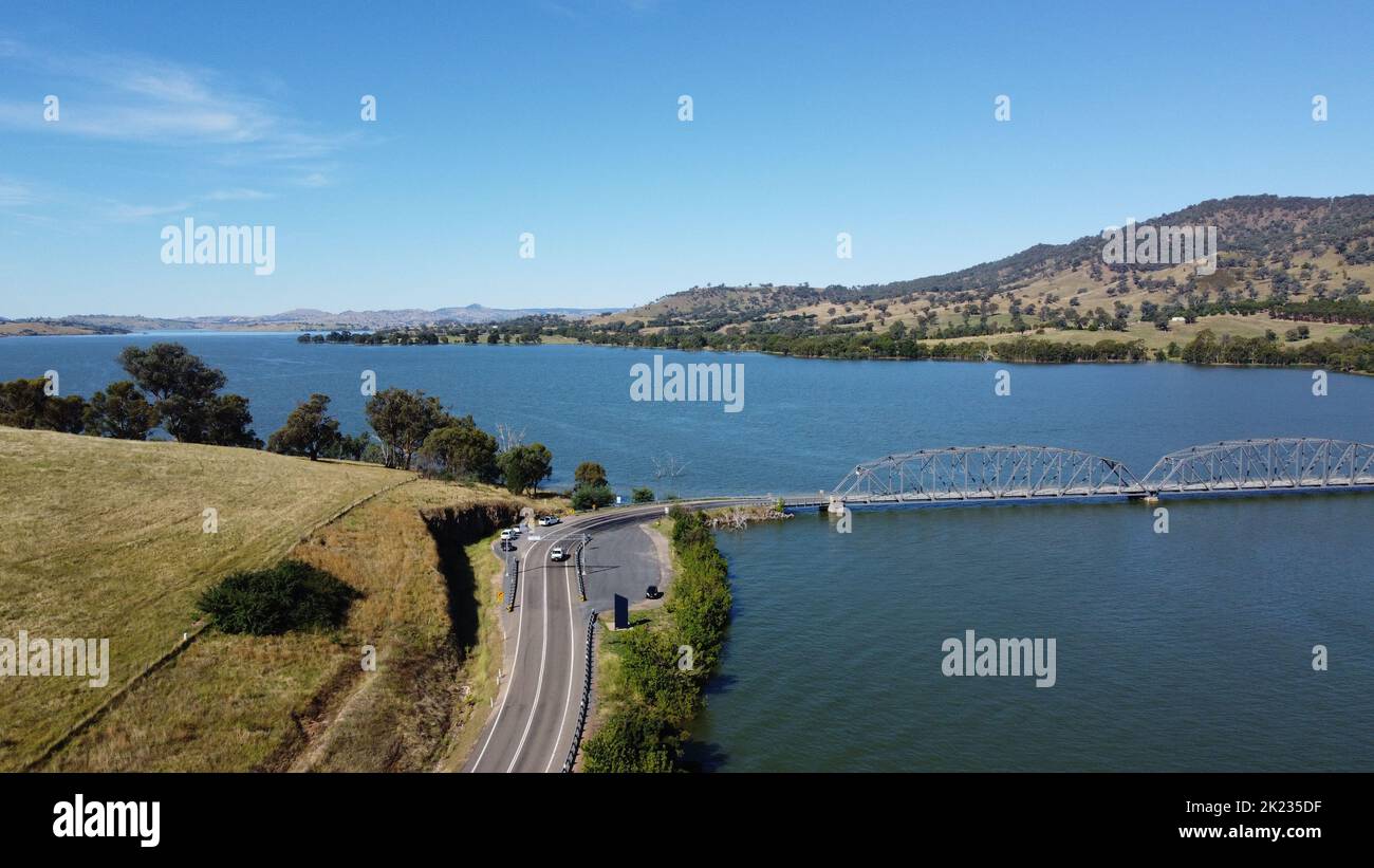 Il ponte Bethanga o BellBridge è un ponte stradale a capriate d'acciaio che porta la Riverina Highway attraverso il lago Hume, un lago artificiale sulla Murray Ri Foto Stock