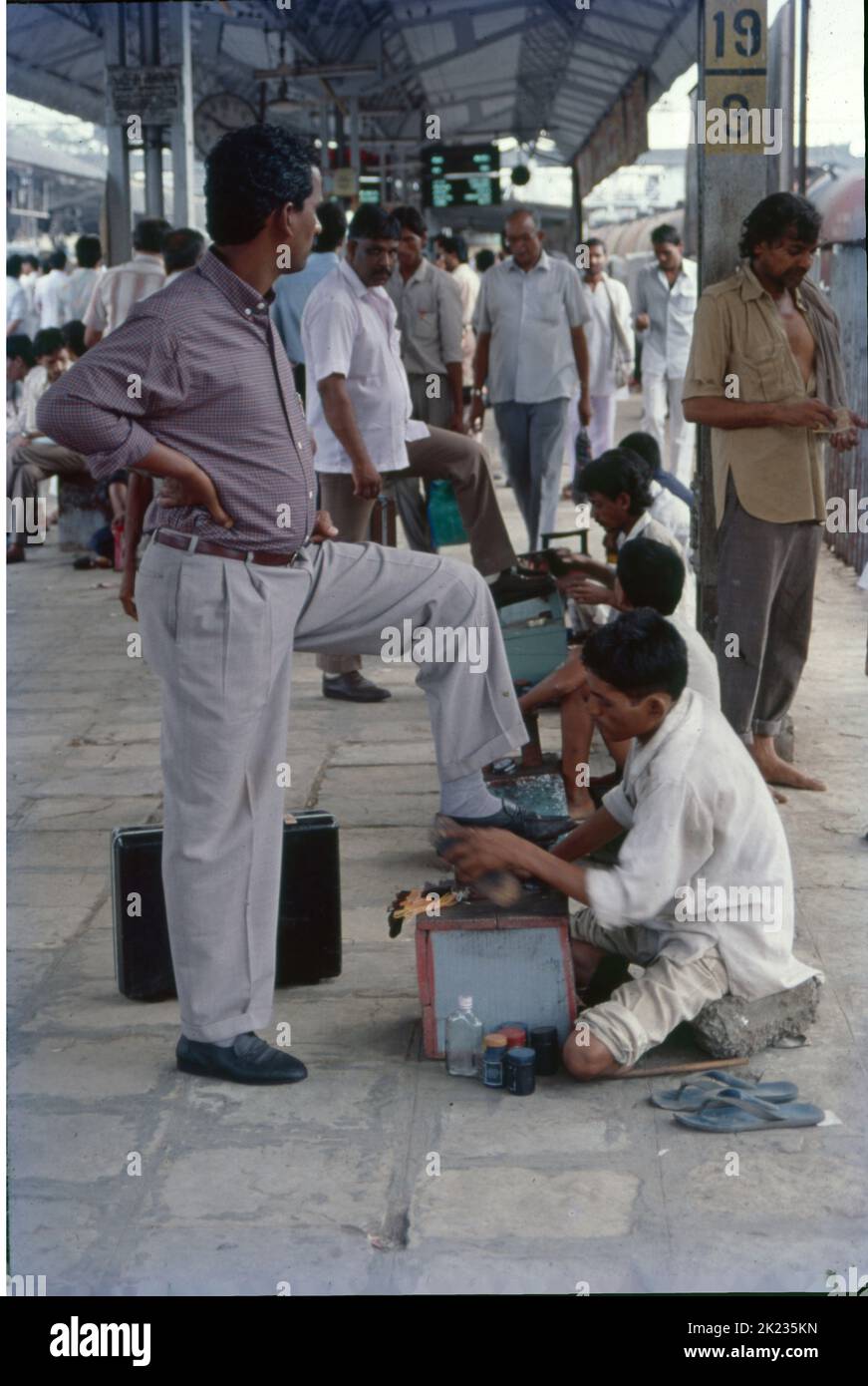 Sistema di lucidante del bagagliaio sulla stazione ferroviaria, Mumbai Foto Stock