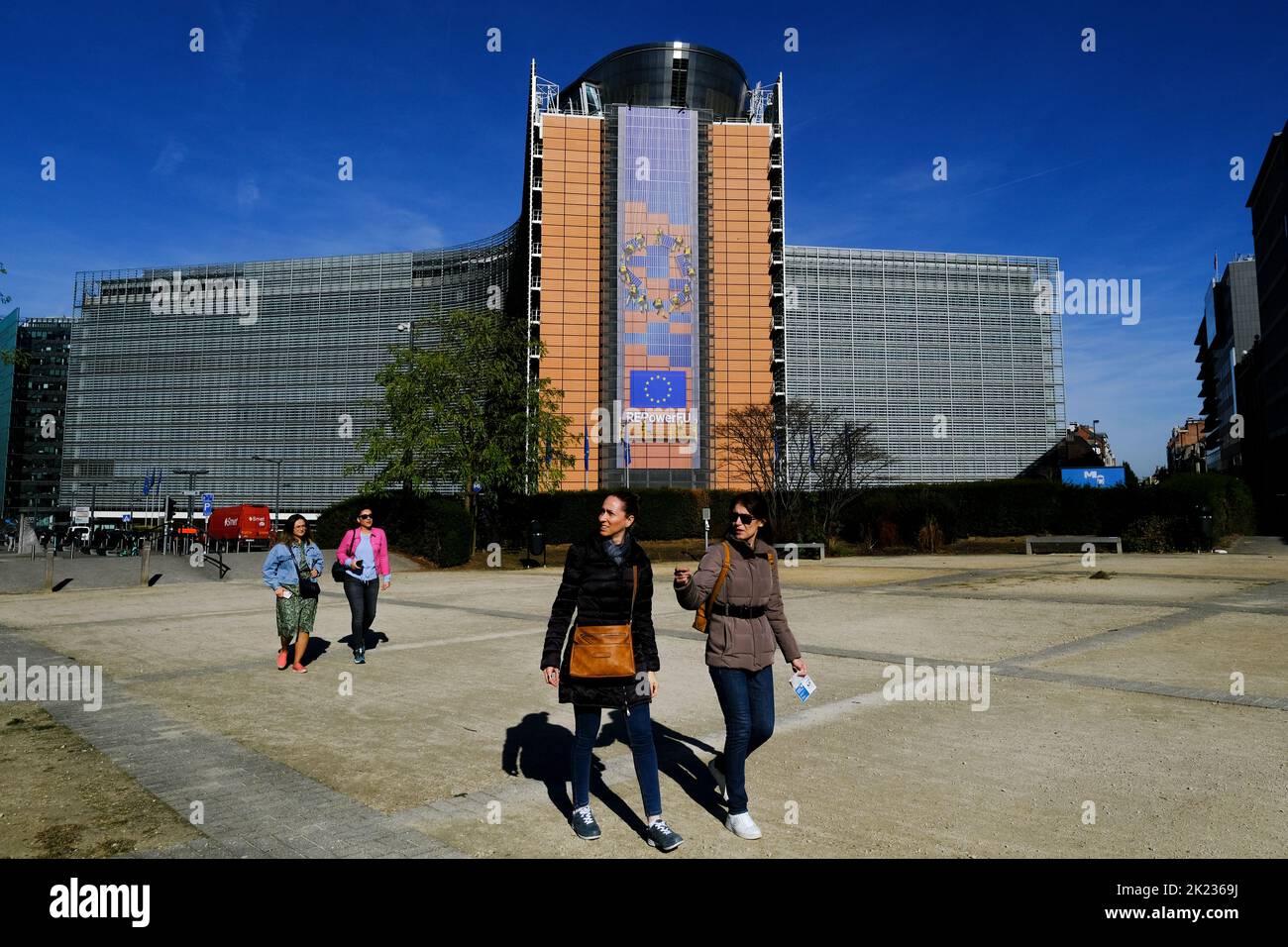 Bruxelles, Belgio. 22nd Set, 2022. La gente cammina fuori da Berlaymont, un edificio di uffici che ospita la sede della Commissione europea, il ramo esecutivo dell'UE. Bruxelles, Belgio, il 22 settembre 2022. Credit: ALEXANDROS MICHAILIDIS/Alamy Live News Foto Stock