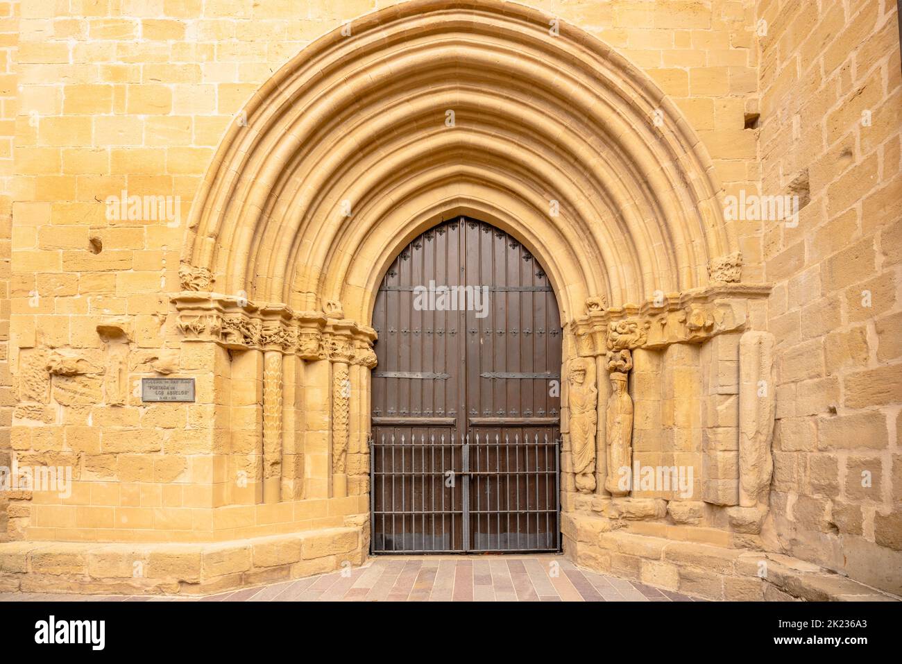 LaGuardia, Spagna. Agosto 5, 2022. Famosa Portada de los Abuelos nella chiesa di San Giovanni Battista, edificio medievale che combina romanico e gotico Foto Stock