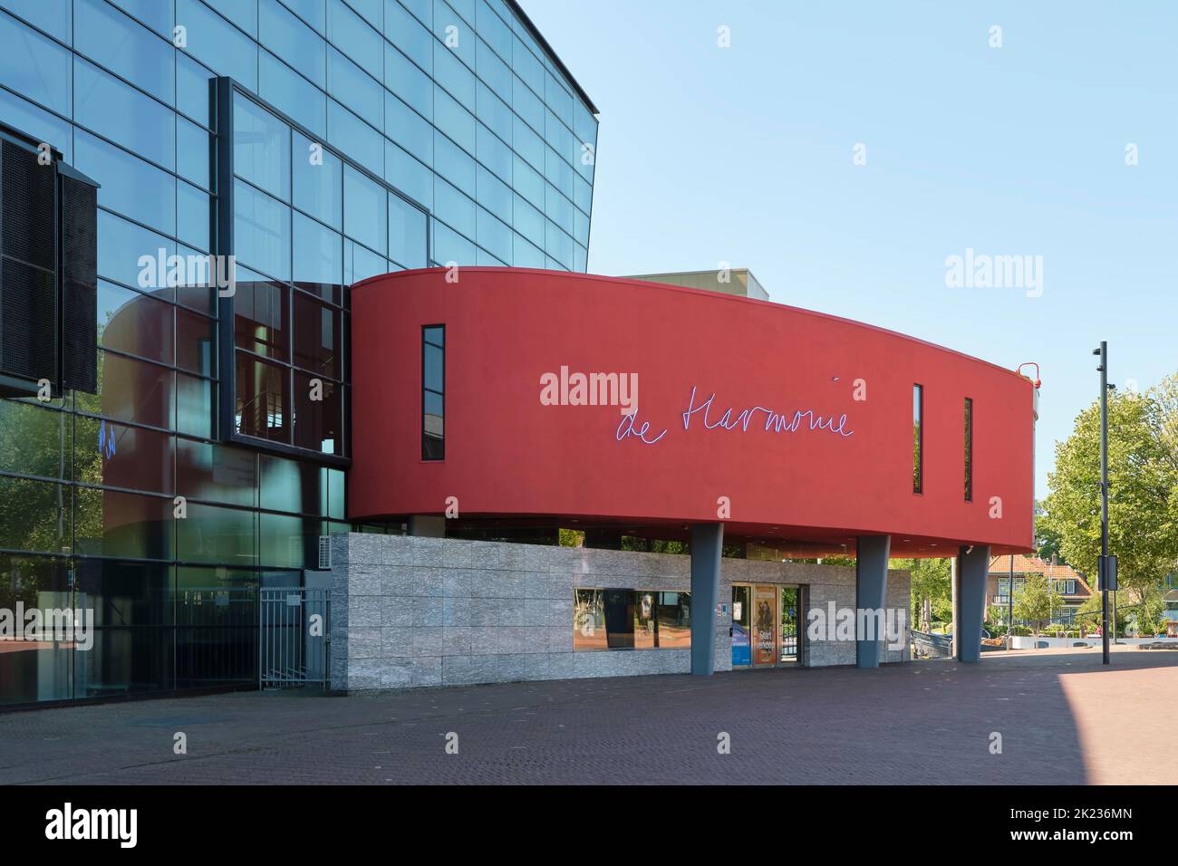 Facciata rossa del teatro De Harmonie a Leeuwarden con logo al neon. Dal 1874° palcoscenico agli spettacoli, dal teatro alla musica, dalla danza all'installazione Foto Stock