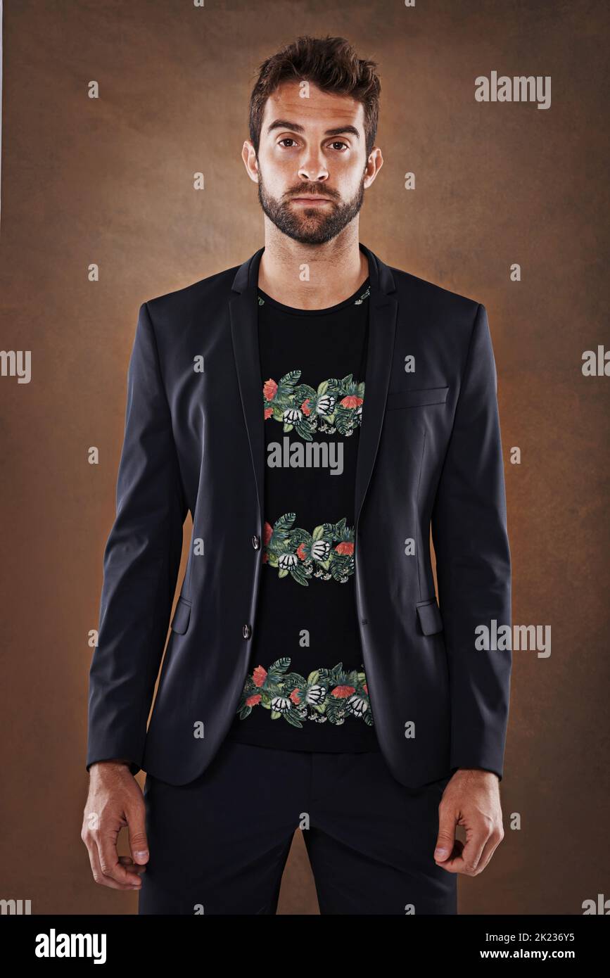 Lo stile, per me, deve essere senza sforzo. Studio di un giovane vestito elegantemente. Foto Stock