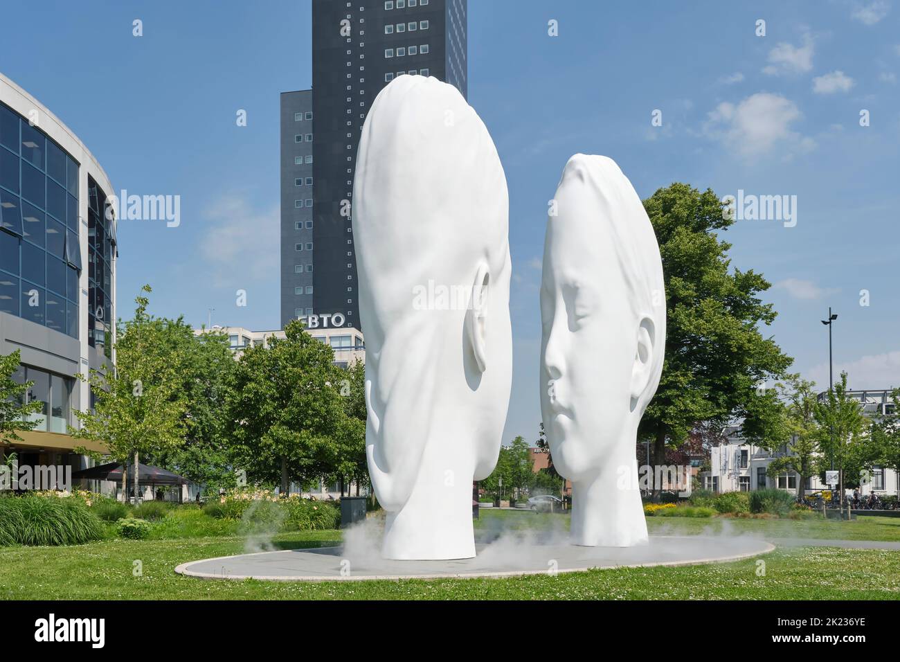 Nebbia fontana Amore di Jaume Plensa, che rappresenta due teste di bambini. Leeuwarden Paesi Bassi è stata capitale europea della cultura 2018 Foto Stock