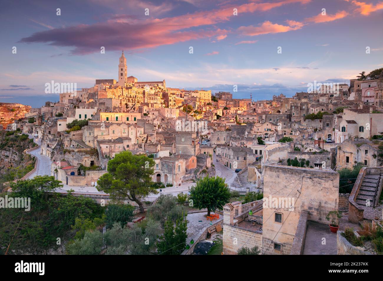 Matera, Italia. Immagine aerea del paesaggio urbano della città medievale di Matera, Basilicata Italia al bellissimo tramonto estivo. Foto Stock
