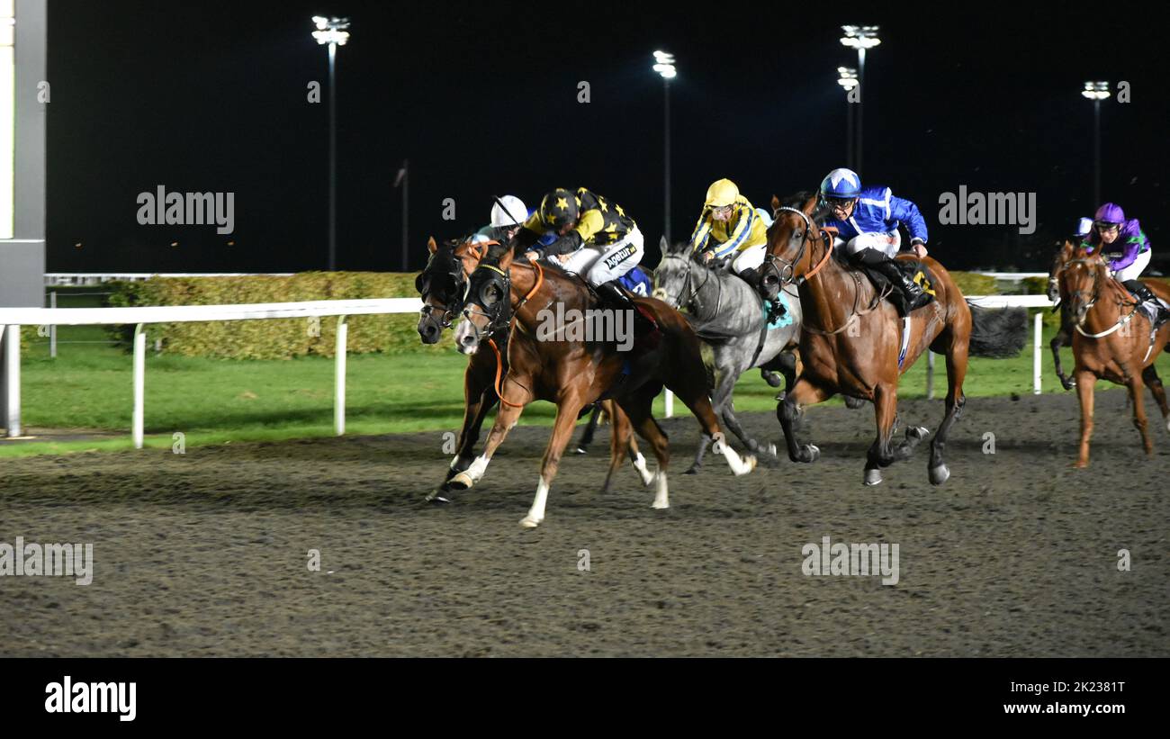 Londra, Regno Unito. 21st settembre 2022. Largo Bay cappello nero e giallo), guidato da George Rooke vincere la Unibet handicap Stakes 7,45 a Kempton Park, davanti a Albion Princess (Trevor Whelan) e Franco grasso (Callum Hutchinson) a Kempton Park Racecourse, Regno Unito. Credit: Paul Blake/Alamy Live News. Foto Stock