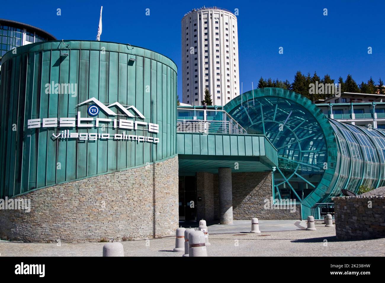 Edificio trasformato in albergo che fu il villaggio olimpico durante le Olimpiadi di Torino, costruito nel cuore della stazione di sport invernali di Sestriere il 19 settembre 2022. Llustrazione delle strutture abbandonate che furono costruite per le Olimpiadi invernali di Torino 2006. Le città che ospitano le Olimpiadi spendono grandi soldi per infrastrutture, stadi, alloggi per atleti e corsi di eventi che in alcuni casi vengono inutilizzati anni dopo che le medaglie sono state premiate e gli spettatori incoraggianti sono passati ai prossimi Giochi Olimpici. Foto di Thibaut Durand/ABACAPRESS.COM Foto Stock