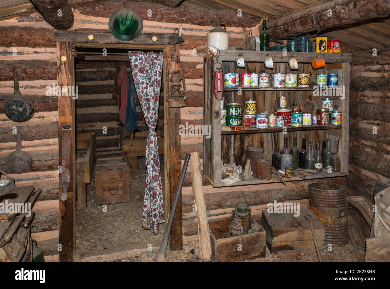 Interno della cabina di Dalton, Miners Park a Bullion City, Canyon of Gold, Bullion Canyon, Tushar Mountains, Fishlake National Forest, Vicino a Marysvale, Utah, Stati Uniti Foto Stock