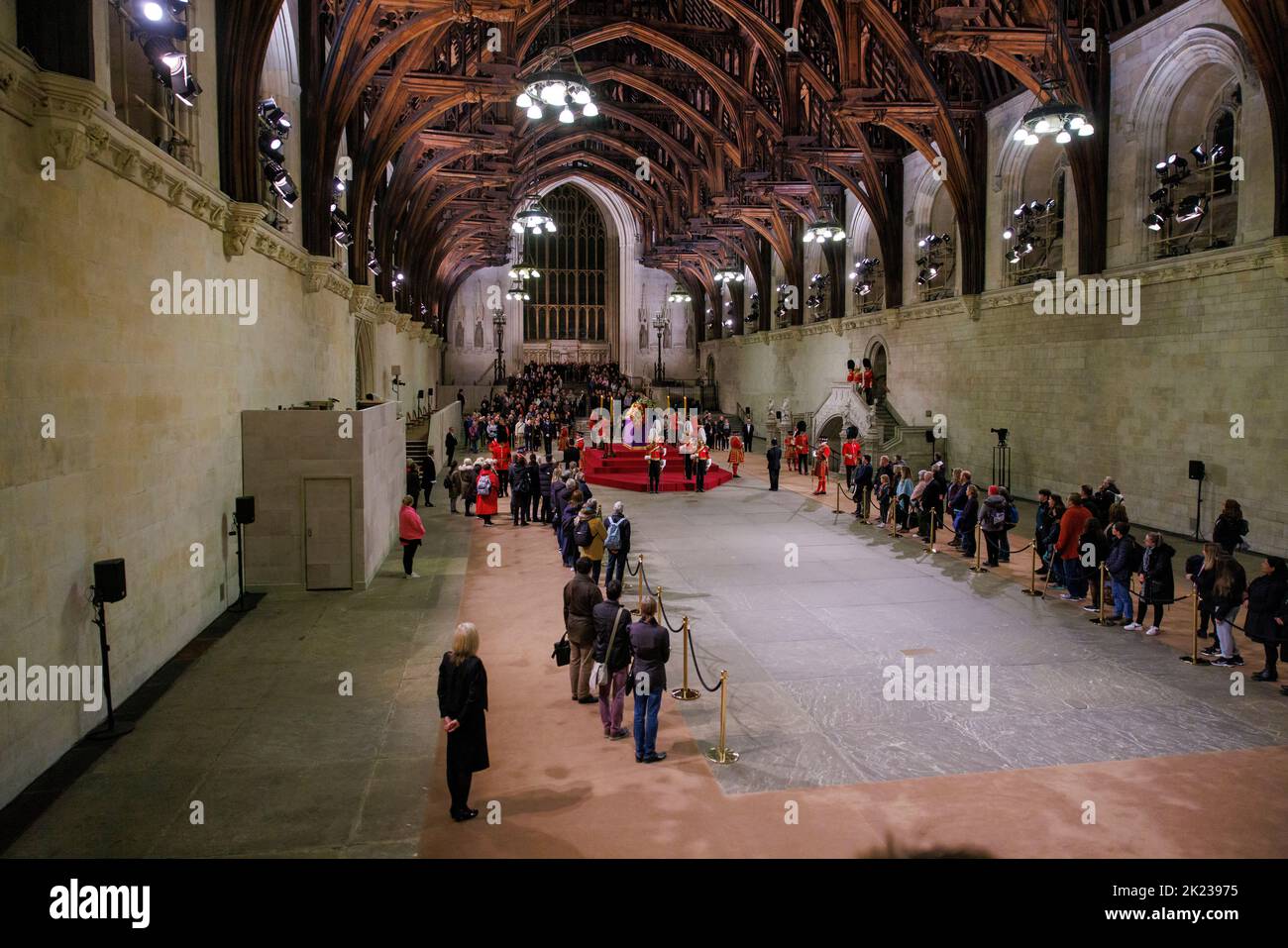 I membri del pubblico che hanno accodato attraverso la notte camminano oltre la bara di sua Maestà la regina Elisabetta II come il monarca ritardato si trova in stato in noi Foto Stock