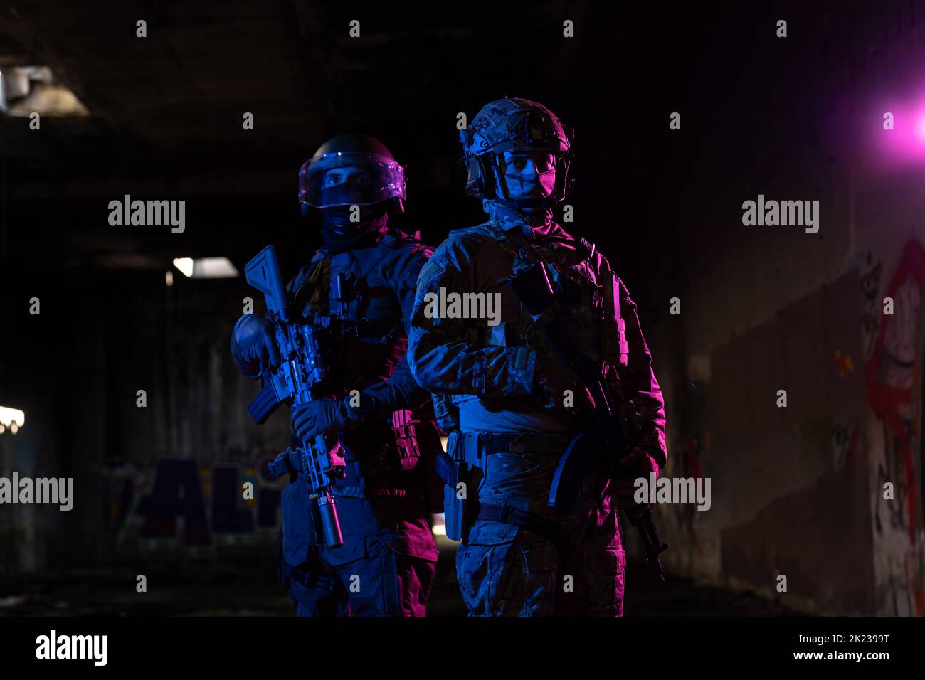 I soldati di guerra moderni al buio con munizioni da combattimento e armi nelle mani di laser-vista attrezzati sono in ordine di battaglia. Supporti misti. Foto Stock