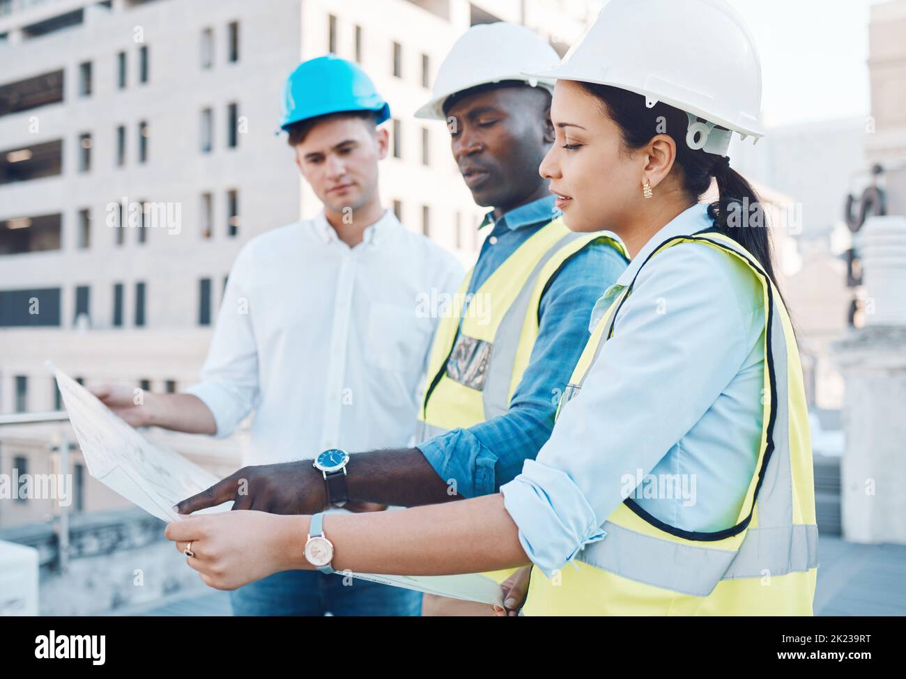 Progettazione, progettazione e pianificazione con BluePrint in cantiere con lavoro di squadra, collaborazione e supporto. Diversità, carta e architettura Foto Stock