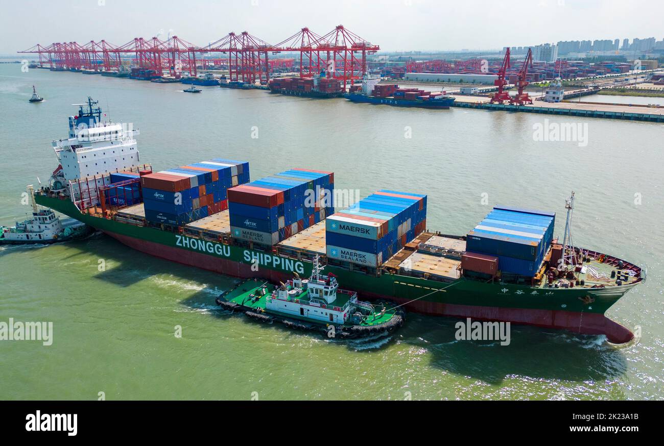 SUZHOU, CINA - 22 SETTEMBRE 2022 - Attracco per container presso il terminal container del porto di Taicang a Suzhou, nella provincia di Jiangsu della Cina orientale, Foto Stock