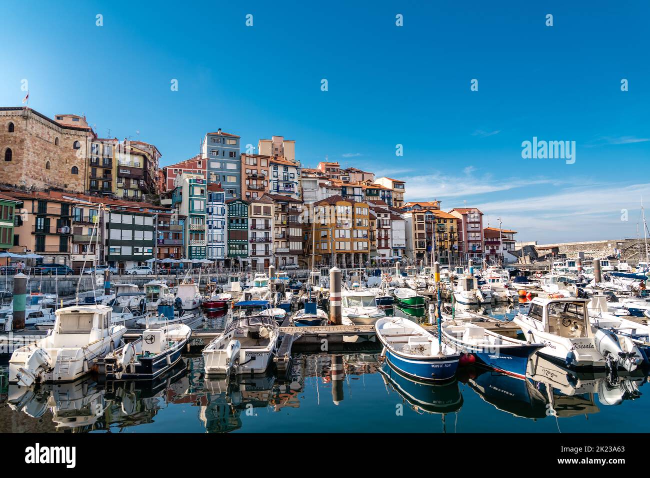 Bermeo, SPAGNA - 13 2022 luglio: Tramonto sulla bella storica città di pescatori Bermeo. Barche ormeggiate nel porto. Destinazione del viaggio nel Nord della Spagna Foto Stock