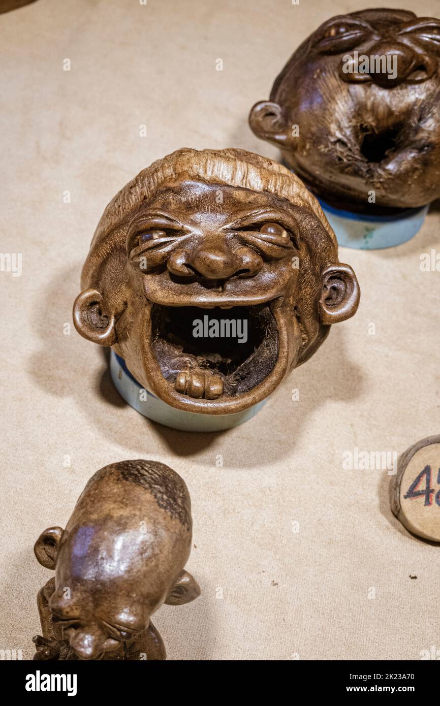 Chiang mai, Thailandia, 31 luglio 2022 - piccolo trinket faccia ridere per la vendita da vendor ai turisti. Foto Stock