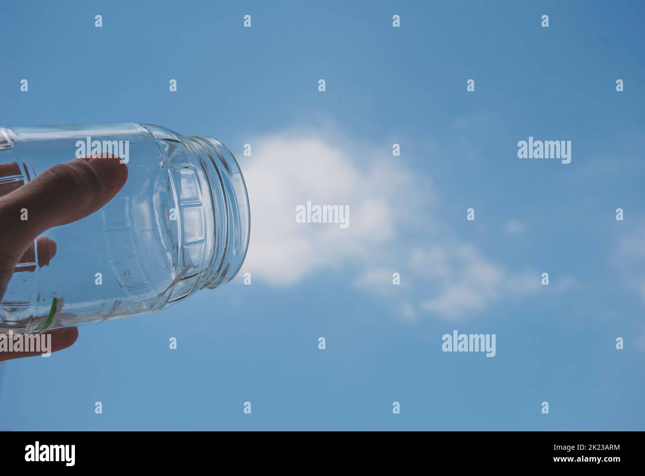 Catturare una nuvola con un vaso Foto Stock