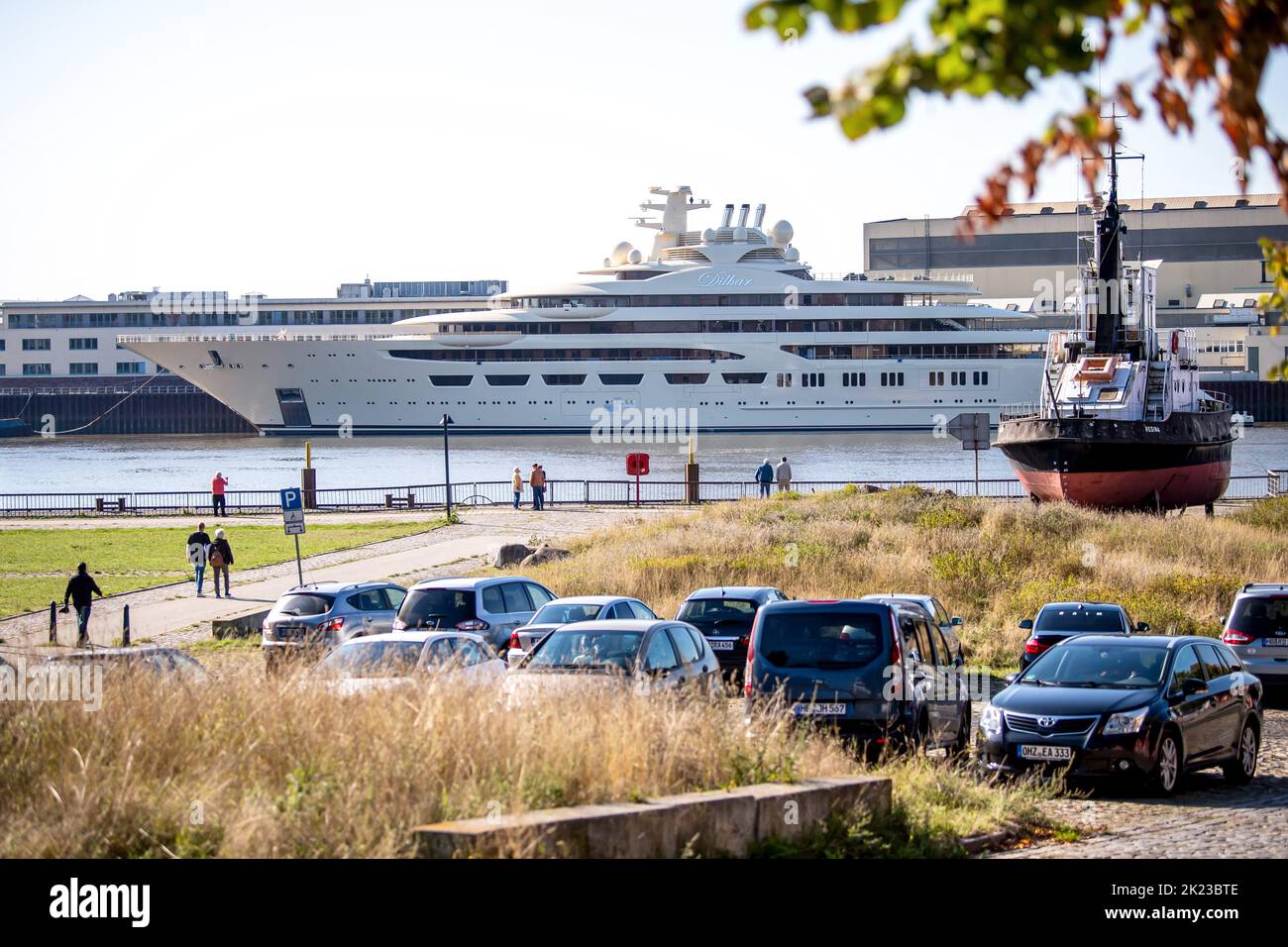 Brema, Germania. 22nd Set, 2022. Lo yacht di lusso Dilbar è ormeggiato presso il cantiere navale Lürssen di Lemwerder, di fronte al quartiere Vegesack di Brema. Era stata detenuta in aprile sulla base delle sanzioni dell'Unione europea a causa dell'invasione dell'Ucraina da parte delle truppe russe. La nave è stata ora trasferita da Amburgo al Weser sotto la supervisione ufficiale. Credit: Sina Schuldt/dpa/Alamy Live News Foto Stock