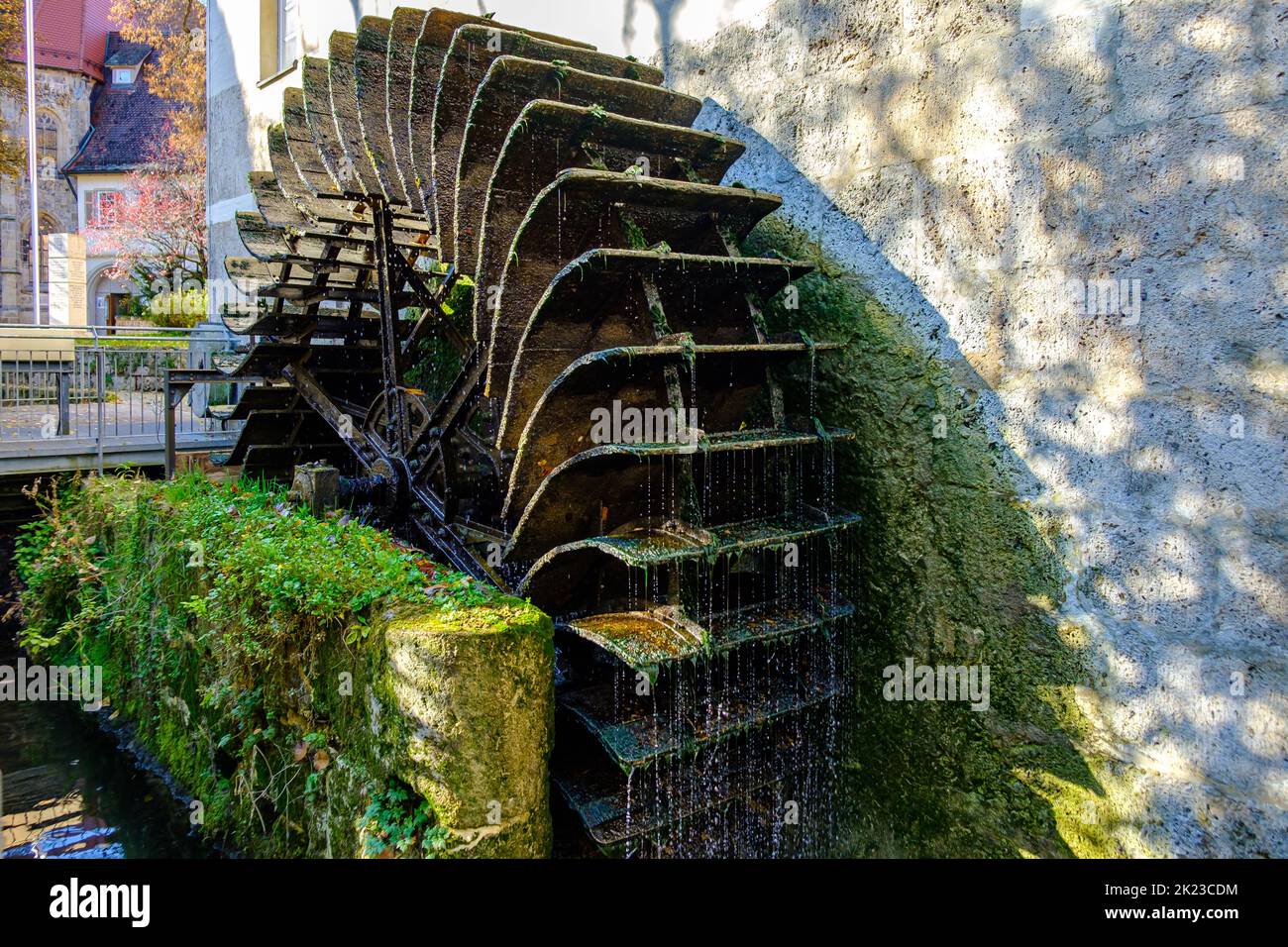 Ruota del mulino tradizionale presso il museo della città di Klostermühle (mulino del monastero), Bad Urach, Alb Svevo, Baden-Württemberg, Germania, Europa. Foto Stock