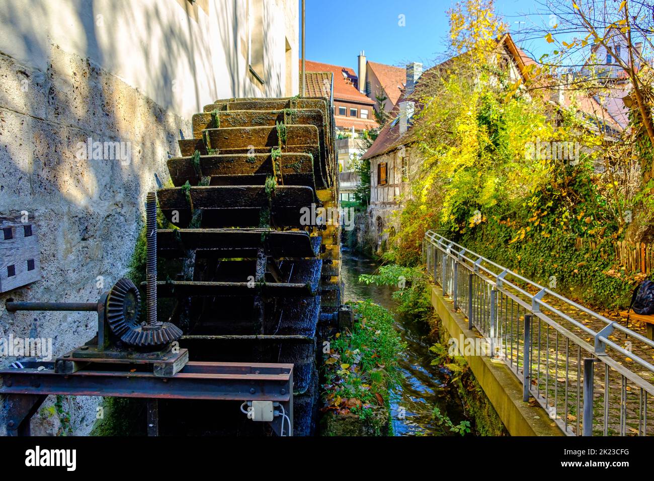 Ruota del mulino tradizionale presso il museo della città di Klostermühle (mulino del monastero), Bad Urach, Alb Svevo, Baden-Württemberg, Germania, Europa. Foto Stock