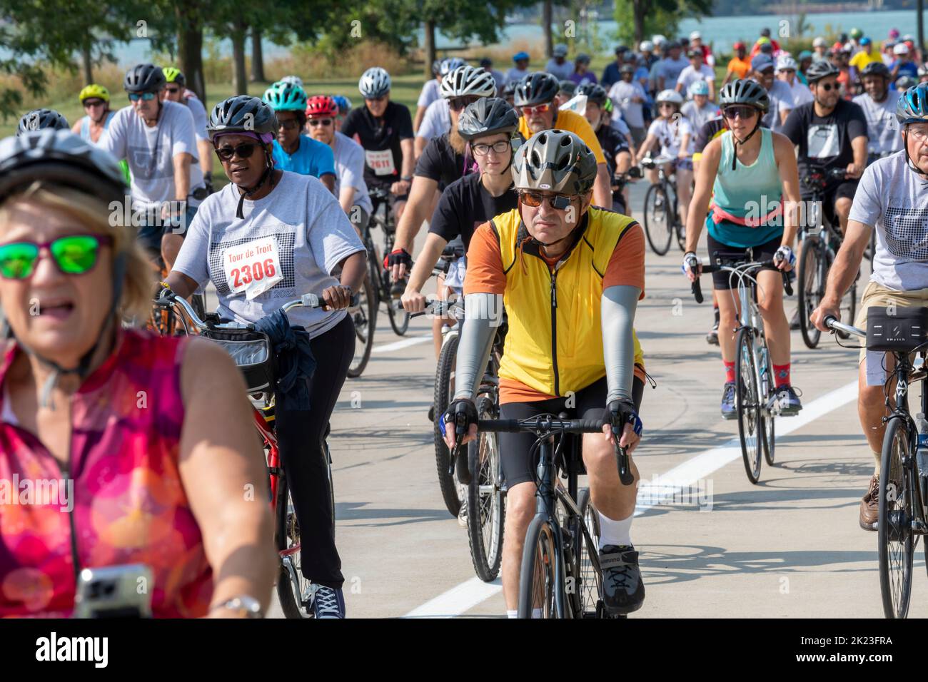 Detroit, Michigan - migliaia di piloti si sono Uniti al Tour de Troit 2022, parte del quale si trovava a Belle Isle lungo il fiume Detroit. Il Tour de Troit è un Foto Stock