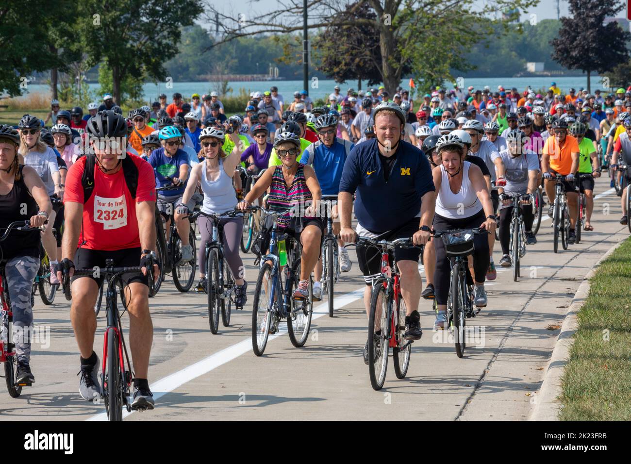 Detroit, Michigan - migliaia di piloti si sono Uniti al Tour de Troit 2022, parte del quale si trovava a Belle Isle lungo il fiume Detroit. Il Tour de Troit è un Foto Stock