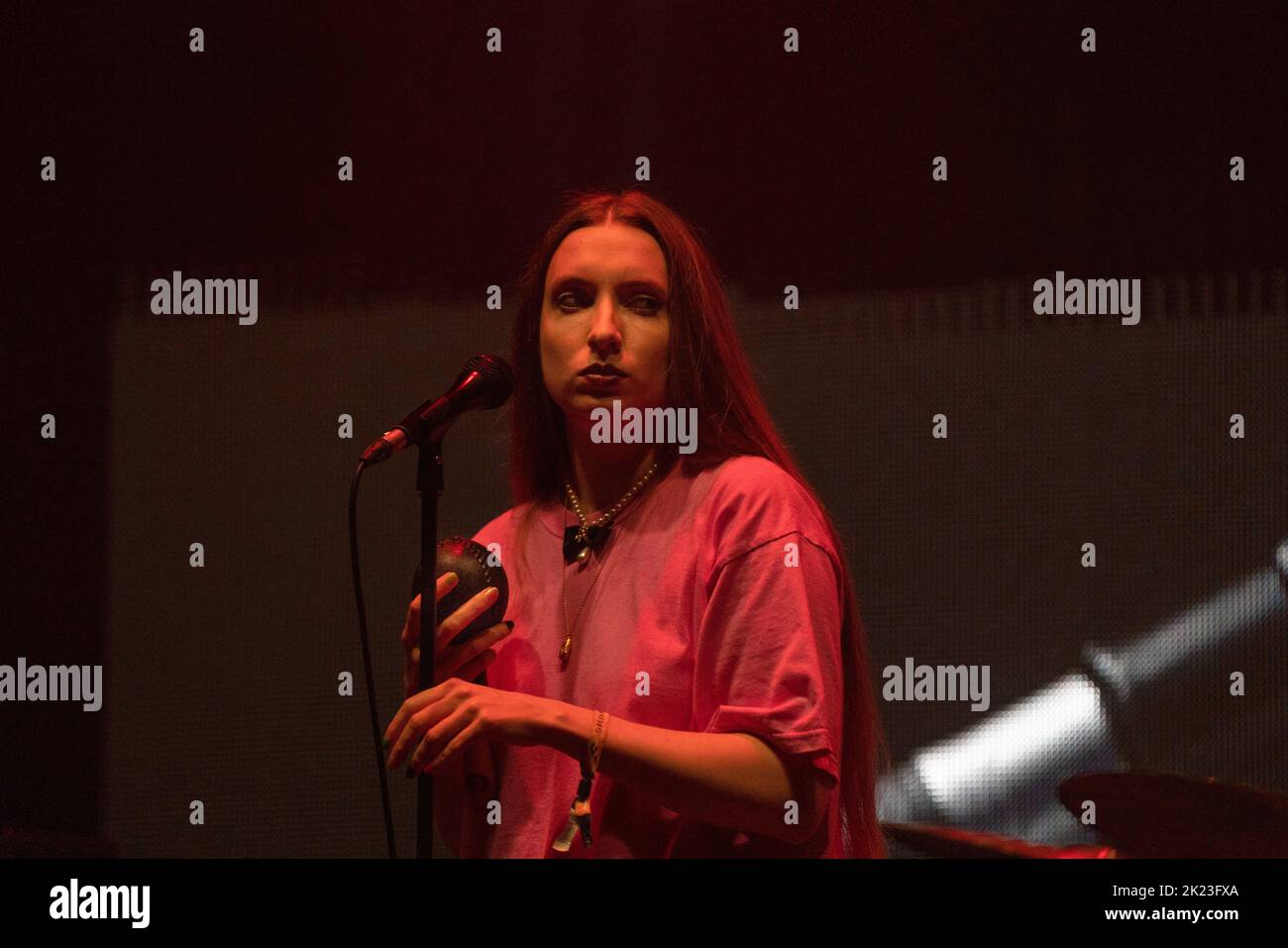 Florence Shaw from Dry Cleaning suonando sul far out Stage al festival musicale Green Man 2022 in Galles, Regno Unito, 2022 agosto. Foto: Rob Watkins/Alamy Foto Stock