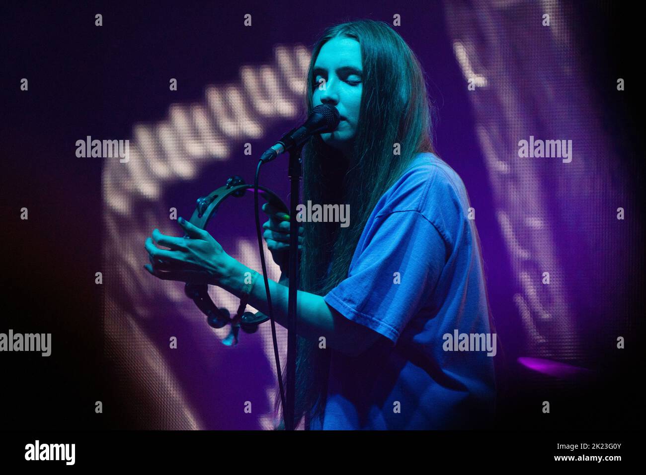 Florence Shaw from Dry Cleaning suonando sul far out Stage al festival musicale Green Man 2022 in Galles, Regno Unito, 2022 agosto. Foto: Rob Watkins/Alamy Foto Stock