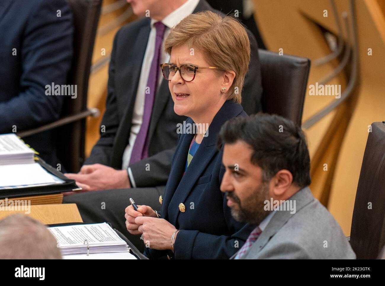 Primo Ministro Nicola Sturgeon durante le prime interrogazioni del Ministro (FMQ) nella camera di discussione del Parlamento scozzese a Edimburgo. Data immagine: Giovedì 22 settembre 2022. Foto Stock