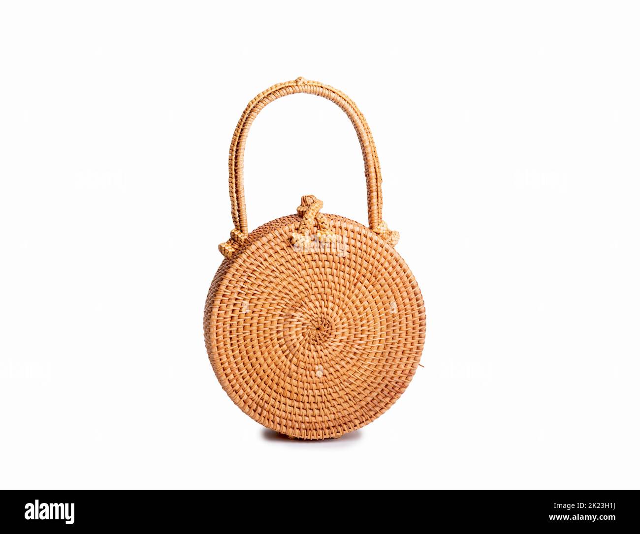 Moderno ed elegante sacchetto rotondo in paglia isolato su sfondo bianco Foto Stock