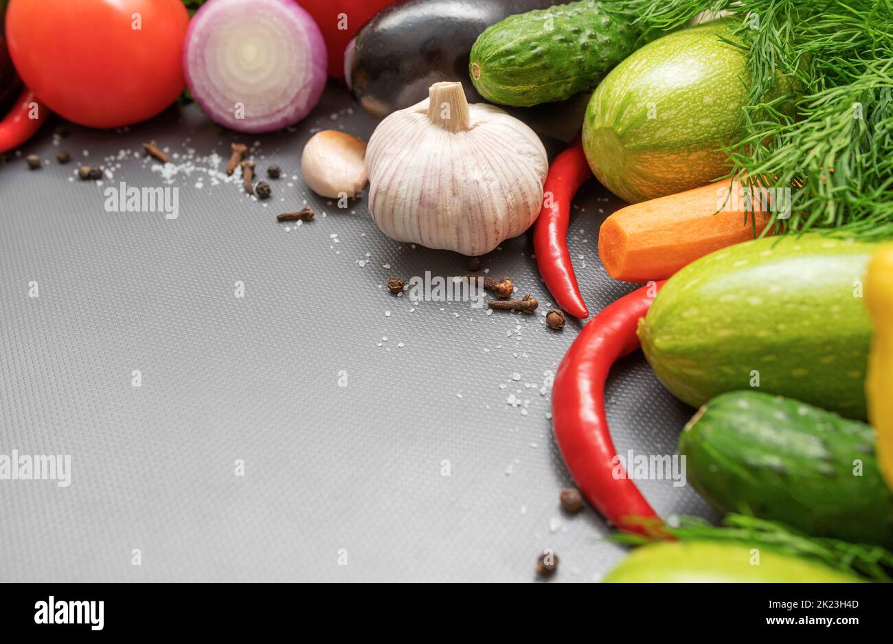 Verdura ancora vita sul tavolo da cucina. Foto Stock
