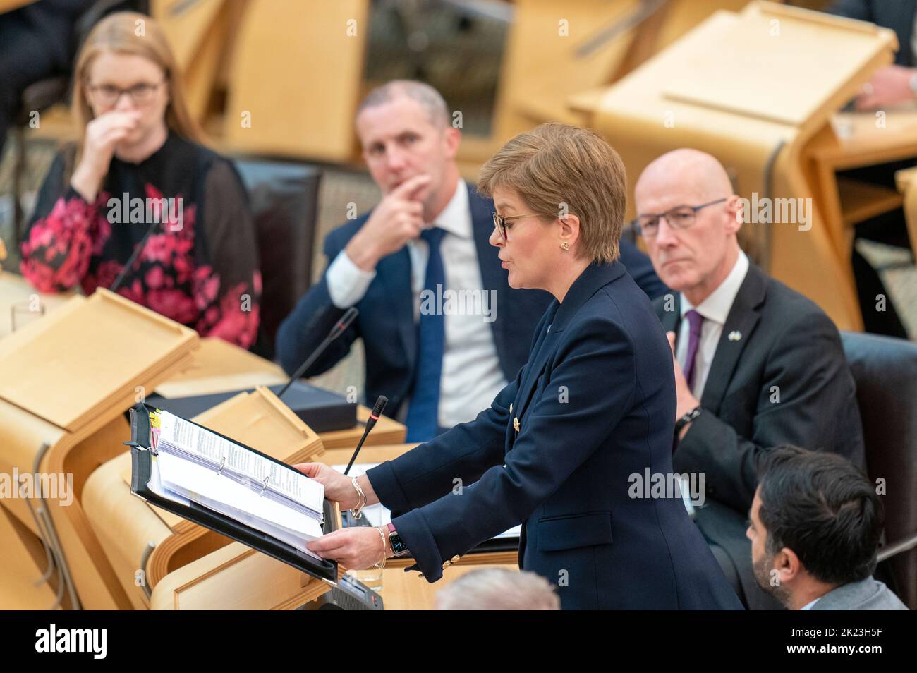 Primo Ministro Nicola Sturgeon durante le prime interrogazioni del Ministro (FMQ) nella camera di discussione del Parlamento scozzese a Edimburgo. Data immagine: Giovedì 22 settembre 2022. Foto Stock