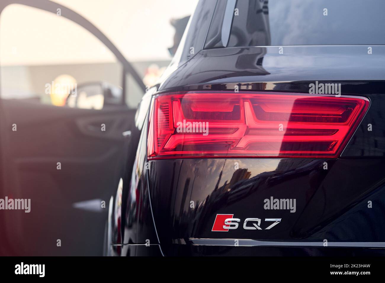 Berlino - Agosto 2022: Audi Q7 S-line Q7 S line seconda generzione SUV Left back retrolight di auto nera metallizzata primo piano con porta aperta AT Foto Stock