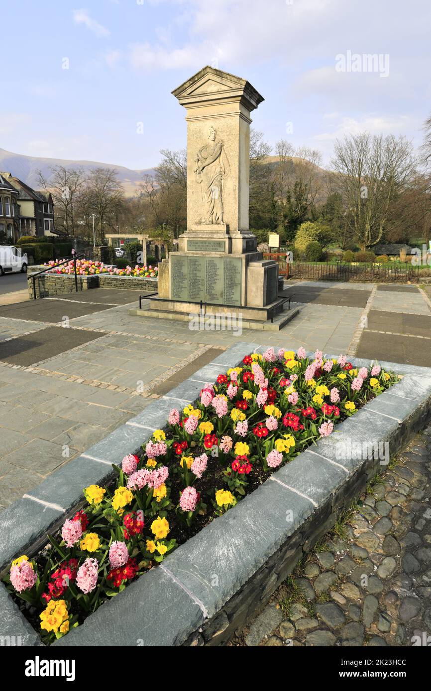 Fiori primaverili e memoriale di guerra nell'Upper Fitz Park, nella città di Keswick, nel Lake District National Park, Cumbria, Inghilterra, Regno Unito Foto Stock