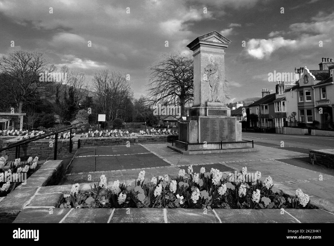 Fiori primaverili e memoriale di guerra nell'Upper Fitz Park, nella città di Keswick, nel Lake District National Park, Cumbria, Inghilterra, Regno Unito Foto Stock