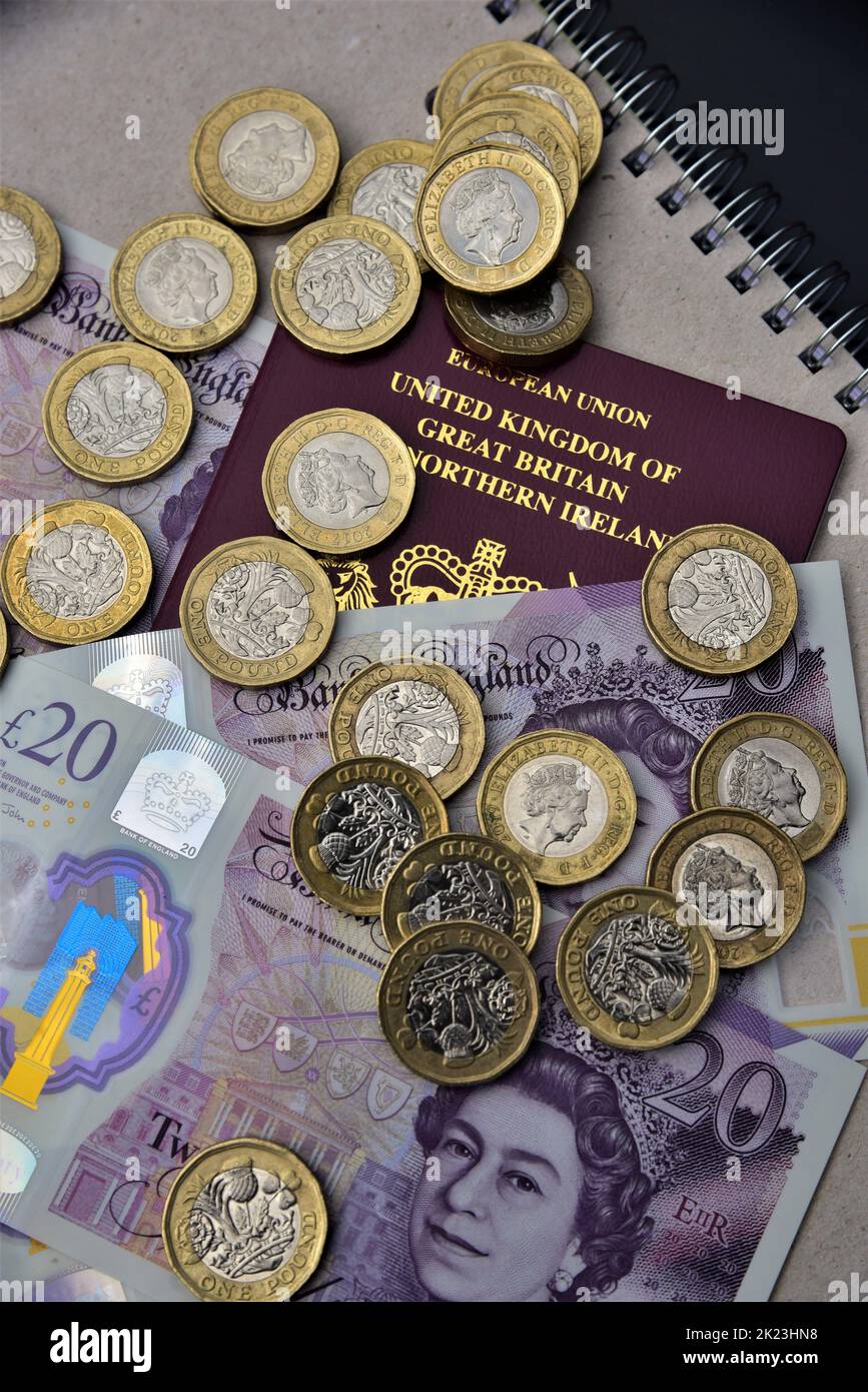 Sterline inglesi, banconote da venti sterline e monete da una libbra nella foto. Passaporti britannici ed europei e lire turche. Può essere utilizzato per la corsa, il gonfiaggio. Foto Stock