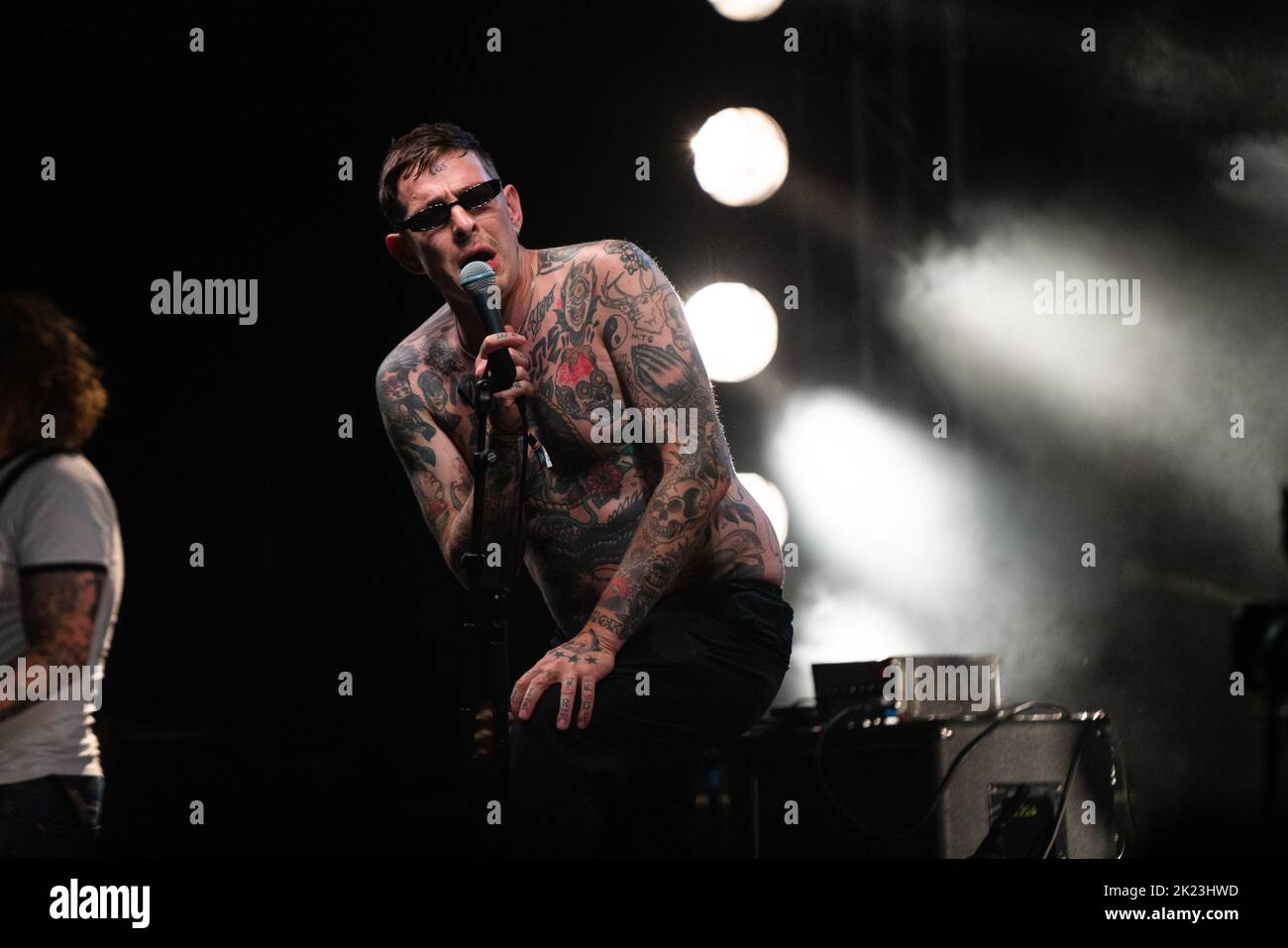 Sebastian Murphy dei Viagra Boys sul far out Stage al Green Man 2022 festival musicale in Galles, Regno Unito, agosto 2022. Fotografia: Rob Watkins/Alamy Foto Stock