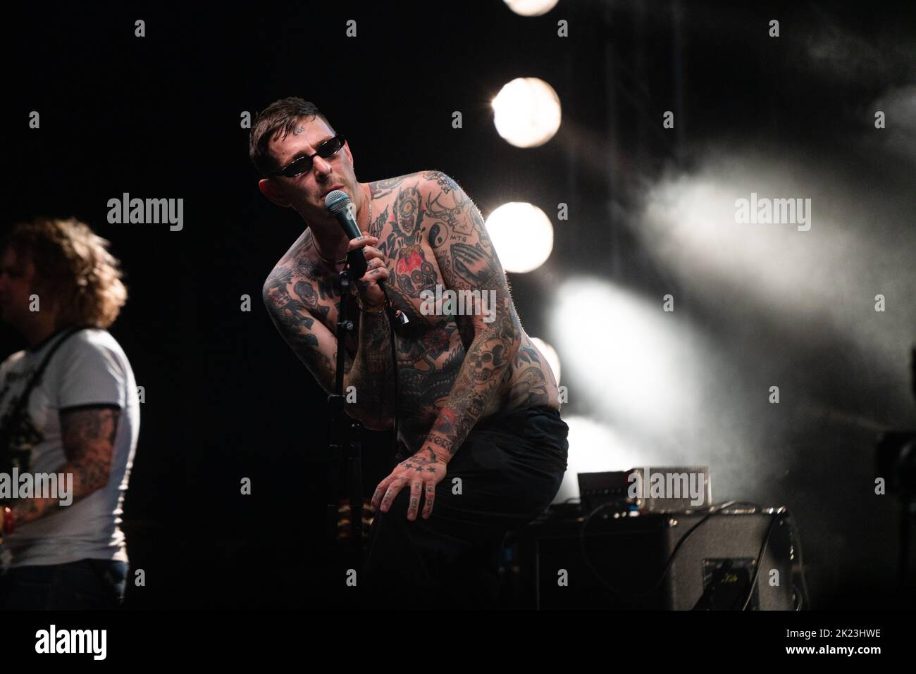 Sebastian Murphy dei Viagra Boys sul far out Stage al Green Man 2022 festival musicale in Galles, Regno Unito, agosto 2022. Fotografia: Rob Watkins/Alamy Foto Stock
