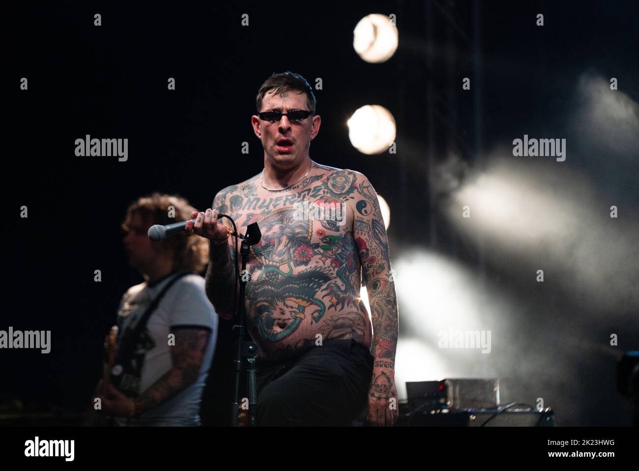 Sebastian Murphy dei Viagra Boys sul far out Stage al Green Man 2022 festival musicale in Galles, Regno Unito, agosto 2022. Fotografia: Rob Watkins/Alamy Foto Stock