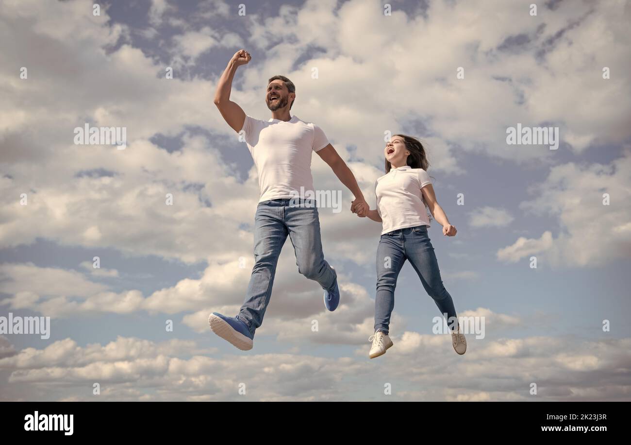 libero padre e figlia saltano in cielo. Foto Stock
