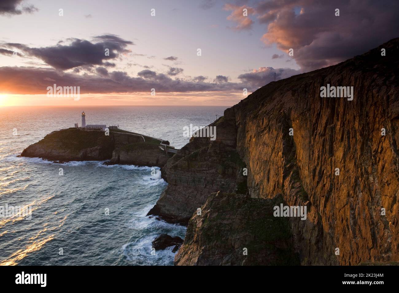 Sud pila faro sull'Isola di Anglesey, Galles, Regno Unito Foto Stock