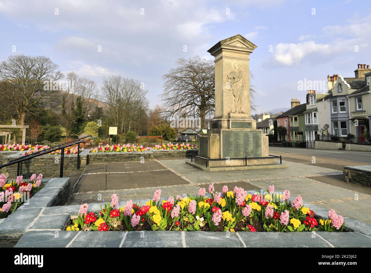 Fiori primaverili e memoriale di guerra nell'Upper Fitz Park, nella città di Keswick, nel Lake District National Park, Cumbria, Inghilterra, Regno Unito Foto Stock