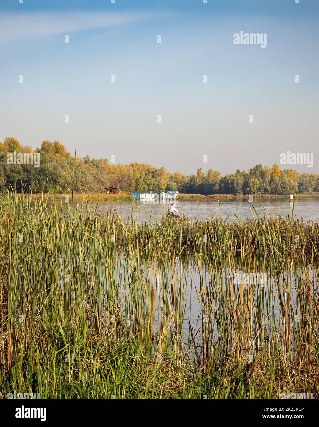 Una tranquilla vista del fiume Dniper presto all'alba Foto Stock